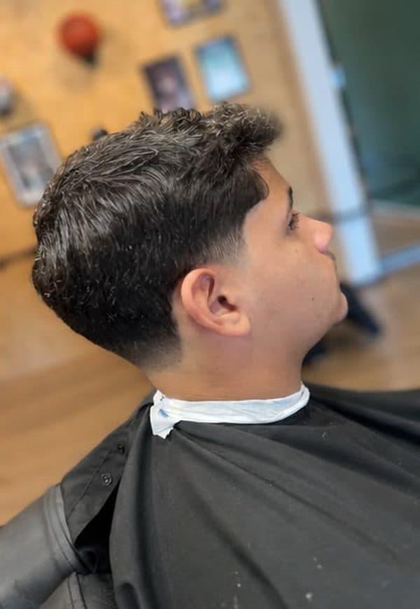 Corte Low fade texturizado feito na Blinders
